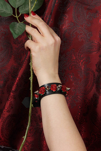 Latex-Armband mit Nieten + roten Rosen