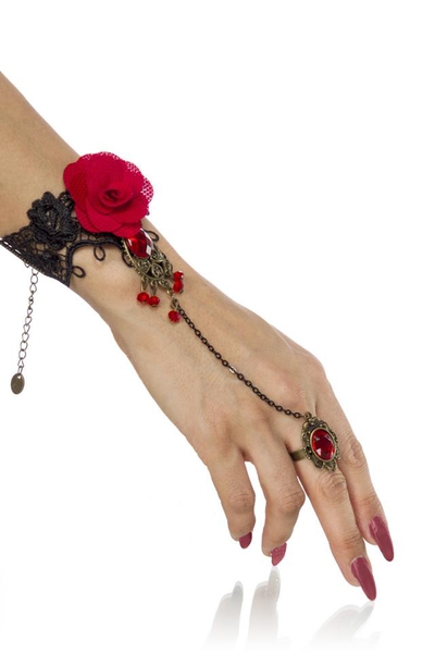 Handschmuck mit roter Rose